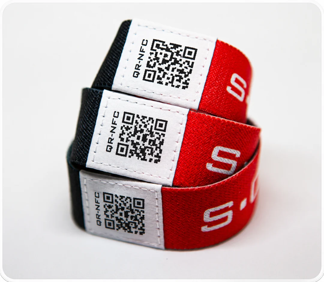 Tres tallas de pulseras Sanitam QR.