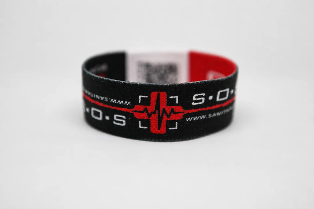 Pulsera reversible con dos códigos QR.